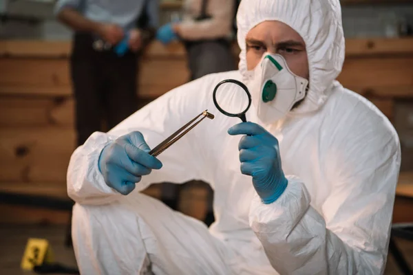 Close Forensic Investigator Examining Evidence Magnifying Glass Crime Scene — Stock Photo, Image