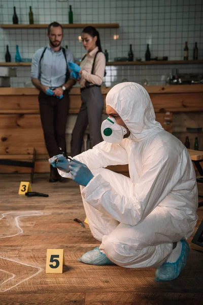 Concentarted Forensic Investigator Examining Evidence Magnifying Glass Crime Scene Colleagues — Stock Photo, Image