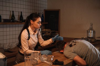 concentarted kadın dedektif ceset suç mahallinde araştırılması