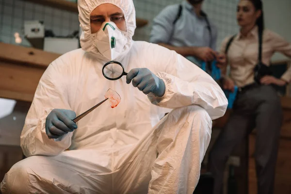 Close Forensic Investigator Examining Evidence Magnifying Glass Crime Scene Colleagues — Stock Photo, Image