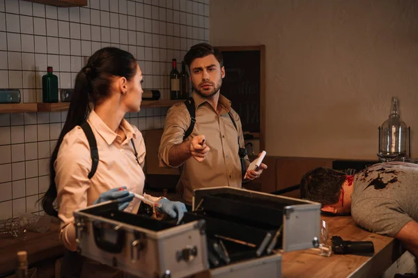 Detectives Femeninos Masculinos Enfocados Usando Kit Recolección Evidencia Investigando Cadáver — Foto de Stock