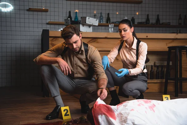 Focused Female Male Detectives Investigating Dead Body Crime Scene Evidence — Stock Photo, Image