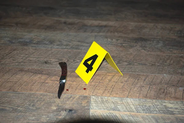 Nůž Čerstvé Činu Důkazy Značky Dřevěnou Podlahu — Stock fotografie