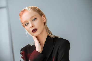 kırmızı ışık Grey ile siyah takım elbise poz güzel sarışın kadın