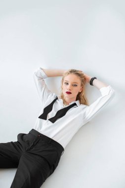 formal giyim gri izole poz güzel moda sarışın kız