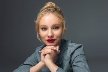 gri izole kamera seyir çekici gülümseyen sarışın kız