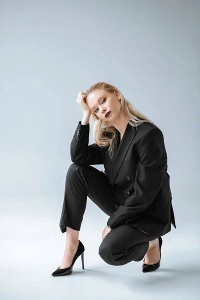 Fashionable Blonde Model Posing Trendy Black Suit Grey — Stock Photo, Image