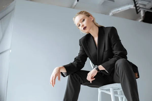 Bela Loira Jovem Mulher Moda Preto Terno Sentado Cadeira Cinza — Fotografia de Stock