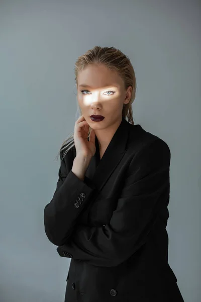 Модна Дівчина Позує Офіційному Одязі Світлим Променем Обличчі Ізольована Сірому — стокове фото