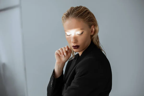 Krásný Model Představuje Oblasti Formálního Oblečení Světelného Paprsku Tváři Grey — Stock fotografie