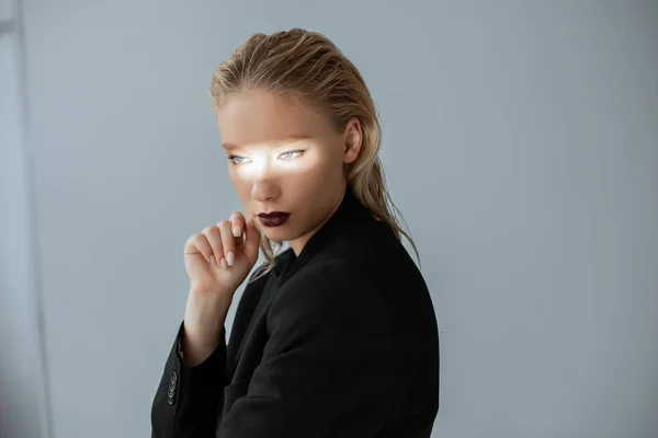 Atraktivní Dívka Pózuje Formální Oblečení Světelného Paprsku Tváři Izolované Grey — Stock fotografie