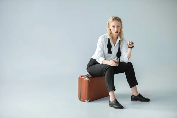 Модна Дівчина Тримає Келих Віскі Курить Сигару Сидячи Ретро Валізі — Безкоштовне стокове фото