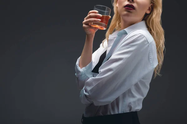 Vista Ritagliata Ragazza Abbigliamento Formale Possesso Vetro Cognac Isolato Grigio — Foto Stock