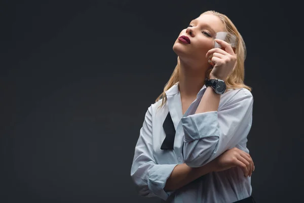 Elegante Stilvolle Frau Formeller Kleidung Mit Einem Glas Whisky Isoliert — Stockfoto