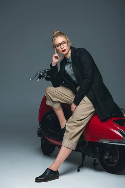 Atraente Elegante Jovem Mulher Posando Scooter Vermelho Cinza — Fotografia de Stock