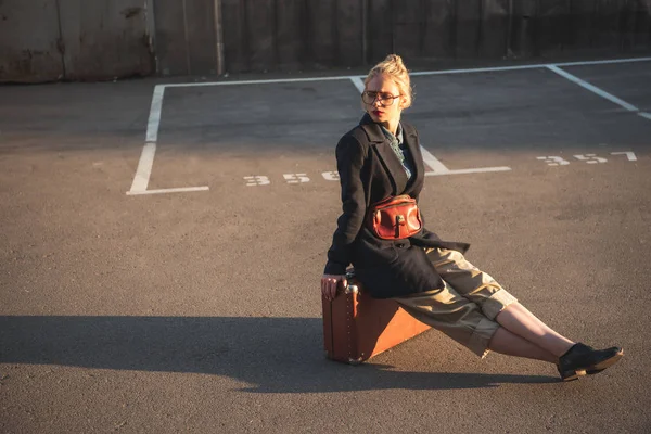 Bella Ragazza Alla Moda Seduta Sulla Borsa Viaggio Vintage Sul — Foto Stock