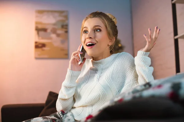 Glada Unga Blonda Kvinnan Talar Smartphone Juletid — Stockfoto