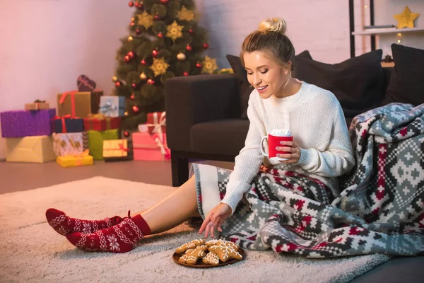 Happy Young Blonde Woman Covered Blanket Sitting Holding Hot Cocoa — Stock Photo, Image