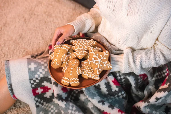 笑っている女の子を魅力的なクリスマスイブに家で本を読んで — ストック写真