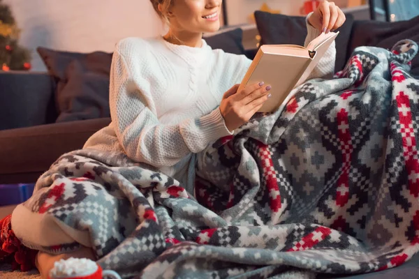 Bela Mulher Sorrindo Livro Leitura Casa Cobertor Estampado Véspera Natal — Fotografia de Stock