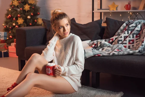 Hermosa Mujer Sentada Calcetines Con Dibujos Navideños Alfombra Con Taza —  Fotos de Stock