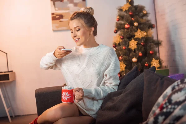 Glada Unga Blonda Kvinnan Sitter Soffan Och Foto Varm Choklad — Stockfoto