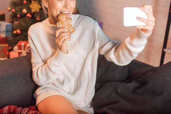 Young Blonde Woman Posing Gingerbread Cookie Taking Selfie Smartphone Christmas — Stock Photo, Image