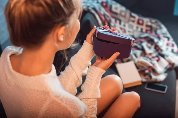 Vista Posteriore Della Donna Bionda Regalo Apertura Natale — Foto Stock