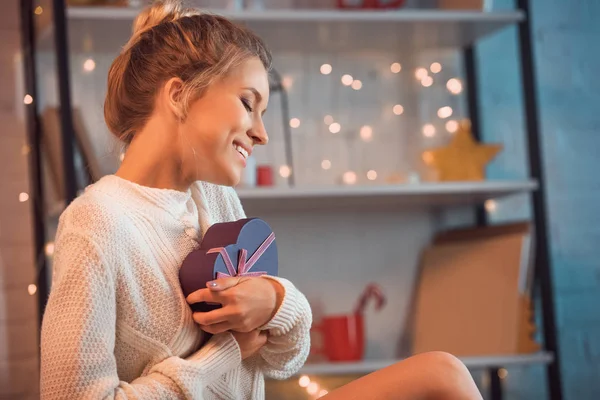 Щаслива Молода Жінка Тримає Подарунок Руках Різдвяний Час Розмитим Фоном — стокове фото