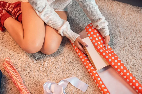 Cropped View Woman Sitting Wrapping Present Christmas Time — Stock Photo, Image