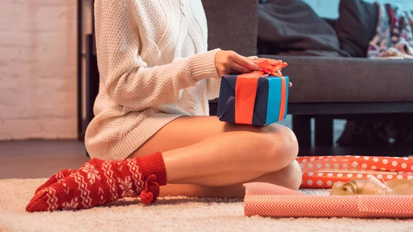 Vista Cortada Mulher Sentado Embrulhando Presente Tempo Natal — Fotografia de Stock