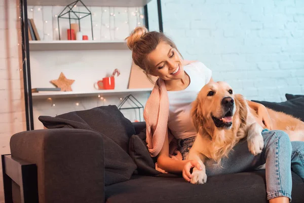 Beautiful Smiling Young Blonde Woman Sitting Couch Hugging Golden Retriever — Stock Photo, Image
