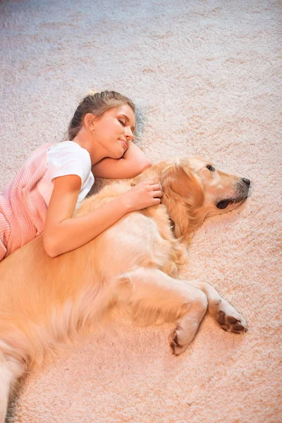 Vacker Ung Blond Kvinna Liggande Golvet Och Kramas Golden Retriever — Gratis stockfoto