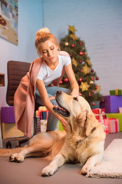 Bela Jovem Loira Mulher Sentado Acariciando Golden Retriever Cão Natal — Fotografia de Stock