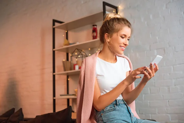 Glimlachend Jonge Blonde Vrouw Zitten Het Gebruik Van Smartphone Bij — Stockfoto