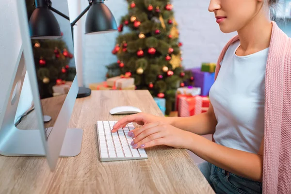 Vista Ritagliata Giovane Donna Seduta Alla Scrivania Del Computer Casa — Foto Stock