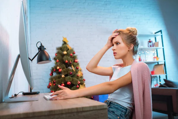 Stressato Giovane Donna Bionda Seduta Alla Scrivania Del Computer Casa — Foto Stock