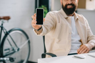 Sakallı adam boş ekran smartphone üzerinde gösterilen görünümünü kırpılmış 