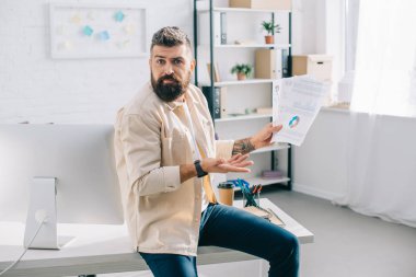El hareketi ve modern ofiste sürpriz arıyor işadamı 