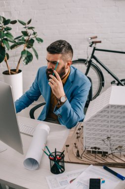 formal giyim yerinde bilgisayar masası Office proje üzerinde meşgul yetişkin erkek mimar