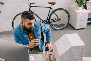 formal giyim yerinde bilgisayar masası Office proje üzerinde meşgul yetişkin erkek mimar