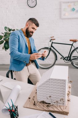 Akıllı ev modeli Office fotoğrafta formal giyim gülümseyen yetişkin erkek mimar