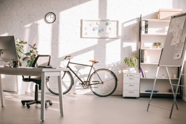 modern ofis tasarım ile fiske vurmak grafik, Bisiklet ve bilgisayar masası