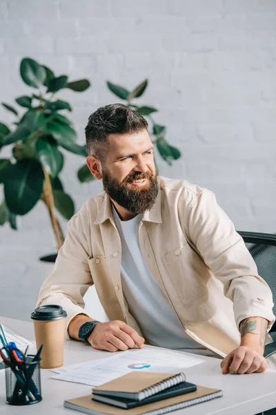 Guapo Hombre Negocios Sonriente Sentado Escritorio Oficina — Foto de stock gratis