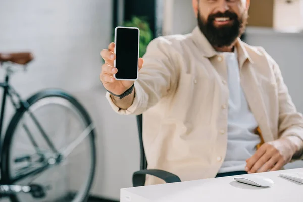 Przycięte Widzenia Brodaty Mężczyzna Pokazuje Pusty Ekran Smartphone — Zdjęcie stockowe