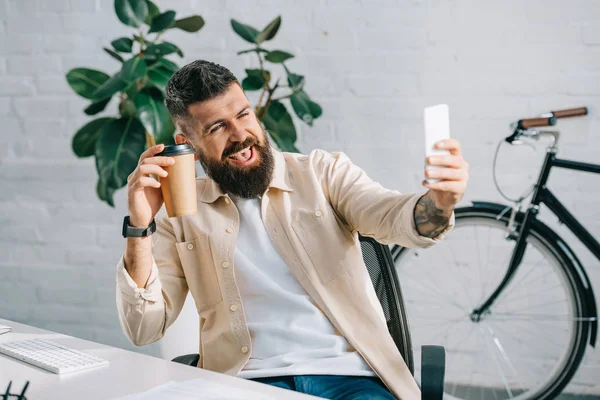 Rindo Empresário Posando Para Selfie Com Copo Descartável Escritório — Fotografia de Stock