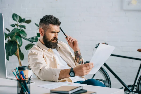 Ernstige Zakenman Lezen Kranten Bureau Moderne Kantoor — Stockfoto