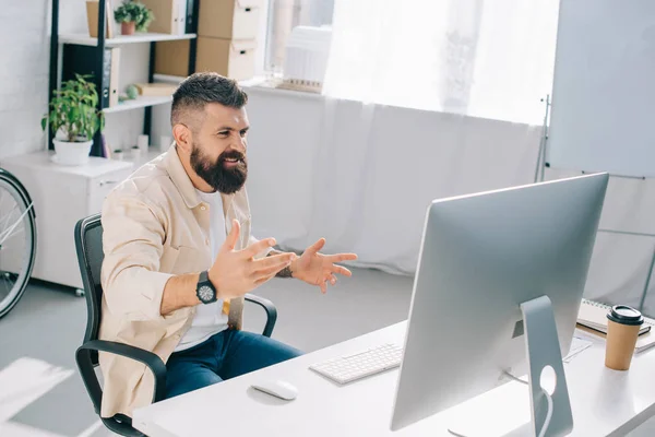 Erfolgreicher Geschäftsmann Gestikuliert Aktiv Schreibtisch Modernen Büro — Stockfoto