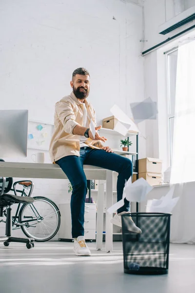 Joyeux Employé Bureau Jetant Des Papiers Dans Poubelle Dans Bureau — Photo