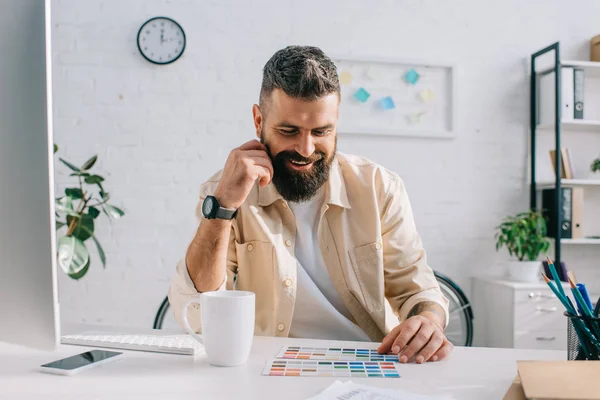 Designer Masculino Sentado Olhando Para Paleta Cores Escritório — Fotografia de Stock